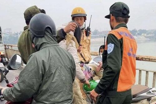 CSGT kịp ngăn cản người mẹ ôm con trai định nhảy xuống sông Hồng