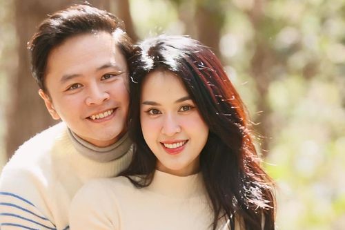 Cặp đôi 'phim giả tình thật' Vbiz tung bộ ảnh gia đình siêu đẹp kỉ niệm 10 năm bên nhau