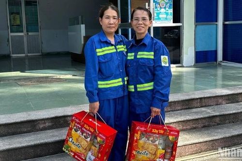 Trao tặng 350 suất quà Tết đến công nhân, người lao động Công ty môi trường đô thị Đà Nẵng
