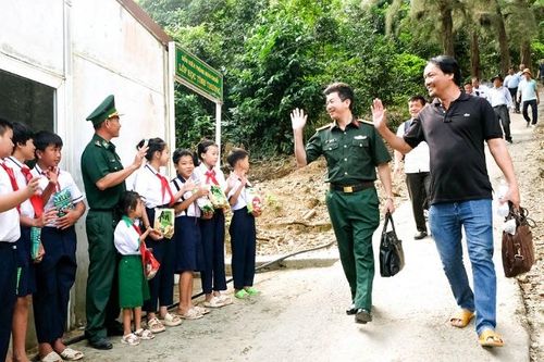 Thắm đượm tình quân dân trên đảo Hòn Chuối