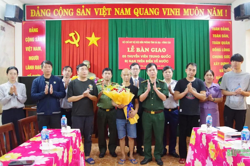 Bàn giao 5 thuyền viên người Trung Quốc bị nạn trên biển về nước