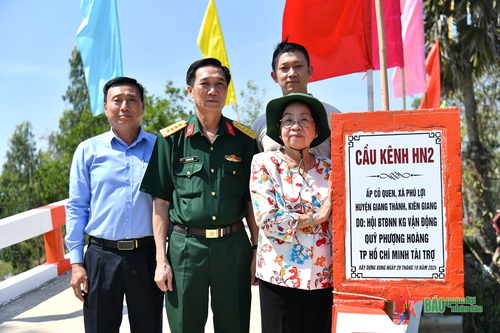 Kiên Giang: Khánh thành cầu giao thông nông thôn và tặng quà dịp Tết quân dân