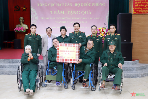 Tổng cục Hậu cần tổ chức các đoàn đến thăm, tặng quà Tết đối tượng chính sách