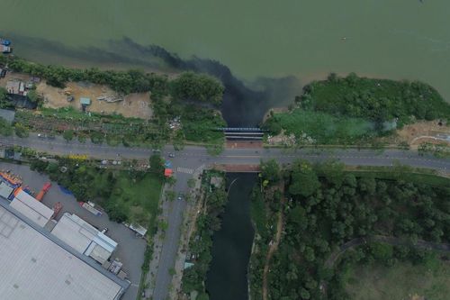 Nước thải tràn cống chảy ra sông Cẩm Lệ