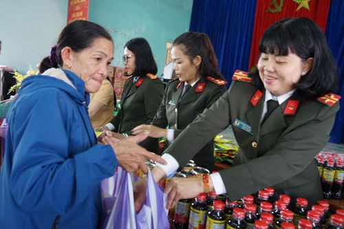Công an Đà Nẵng mang 'xuân yêu thương' đến với bà con nghèo
