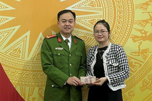 Nhận lại tiền 'đi lạc' sau 2 năm