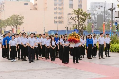 Hội Sinh viên TP. HCM dâng hoa Chủ tịch Hồ Chí Minh nhân Kỷ niệm 75 năm Ngày truyền thống học sinh, sinh viên
