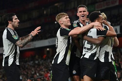 Cúp Liên đoàn: Isak lại ghi bàn khi Newcastle đánh bại Arsenal 2-0 ở lượt đi bán kết