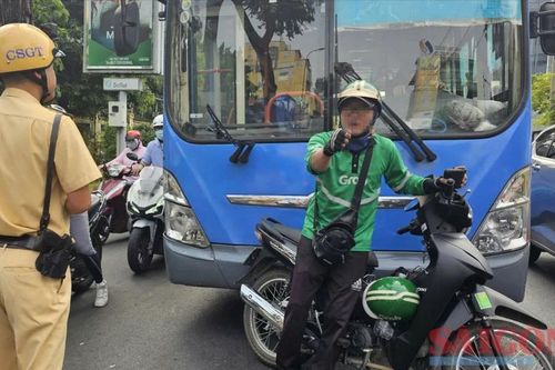 Triệu tập nhân viên xe buýt cầm hung khí đuổi đánh tài xế xe công nghệ