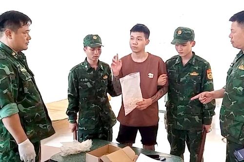 Bắt giữ đối tượng vận chuyển hơn 1.700 viên ma túy qua biên giới