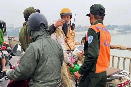 Ngăn cản người mẹ ôm con trai định nhảy cầu Chương Dương