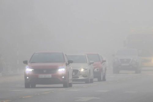 Sương mù dày đặc bao phủ các tuyến đường ở thành phố Vinh