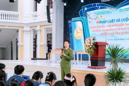 Giúp học sinh hiểu và chấp hành các quy định về quản lý vũ khí, vật liệu nổ