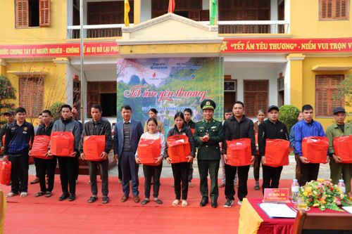 Mang niềm vui trọn vẹn đến với cán bộ, chiến sĩ và đồng bào nghèo nơi biên giới