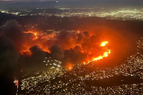 Biệt thự của bà Harris nằm trong khu vực sơ tán do cháy rừng ở Los Angeles
