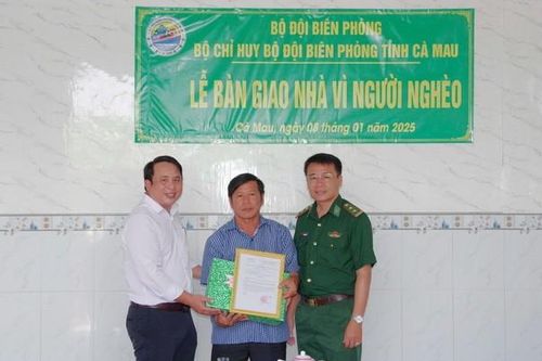 Bốn cha con sống trong căn nhà dựng bằng thân cây được Bộ đội Biên phòng Cà Mau xây tặng nhà kiên cố