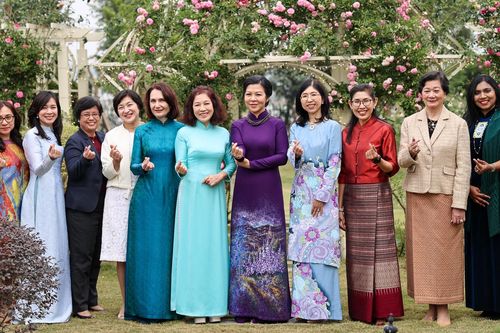 Phu nhân Tổng Bí thư gặp mặt, nghe hòa nhạc cùng các nữ đại sứ ASEAN