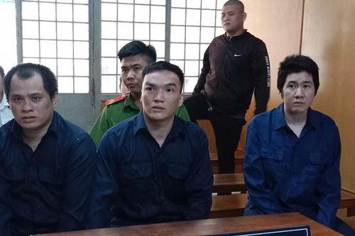 Bảo lãnh cho em gái vay tiền, người phụ nữ bị chủ nợ bắt cóc và ép lột đồ
