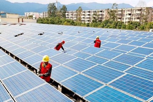 'Đám mây đen' bao phủ các nhà sản xuất pin điện mặt trời Trung Quốc