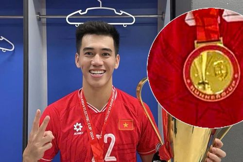 Tiến Linh gặp sự cố bất ngờ với tấm huy chương ASEAN Cup