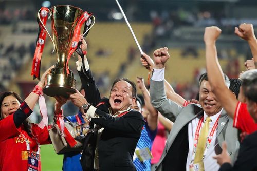 Chiếc cup ASEAN Cup 2024 và bóng dáng đậm nét của một 'ông bầu'