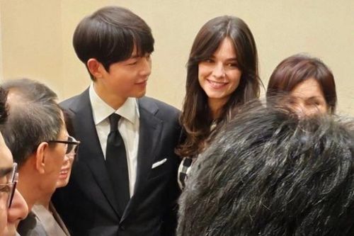 Song Joong Ki 'choáng' với biệt tài nói 4 thứ tiếng của vợ, tiết lộ về 2 con