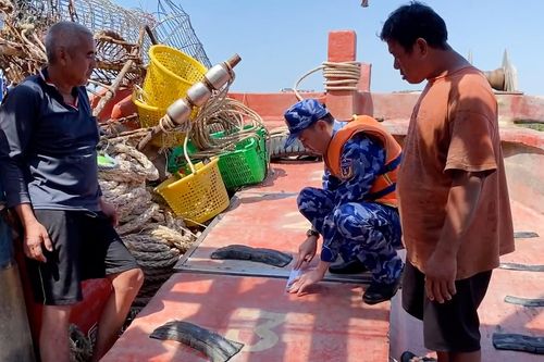 Bắt giữ tàu vận chuyển khoảng 16.000 lít dầu DO trái phép