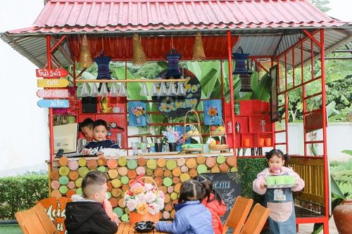 Trường học miền núi Nghệ An biến phế liệu thành khu vui chơi sắc màu cho trẻ