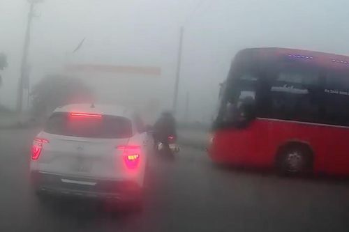 Va chạm giữa xe khách giường nằm và xe máy trong sương mù, khiến 2 mẹ con tử vong