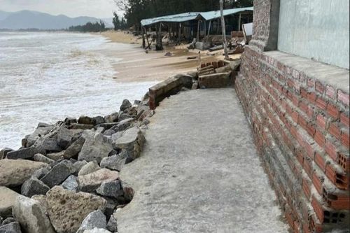 Bình Định: Sạt lở, xâm thực bờ biển làm sụt lún nhà dân ở Phù Cát