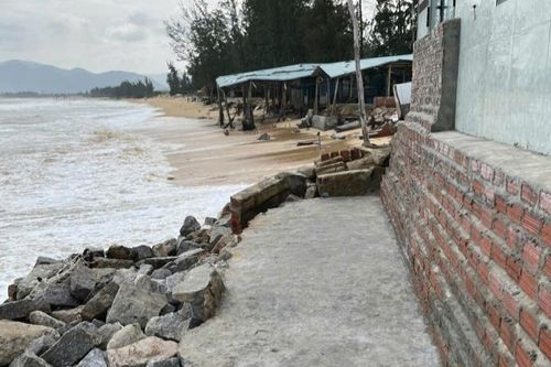 Sạt lở, xâm thực bờ biển làm sụt lún nhà dân ở Phù Cát (Bình Định)