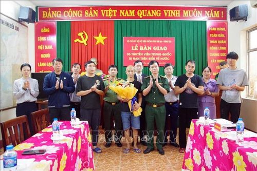 Bàn giao 5 thuyền viên người Trung Quốc bị nạn trên biển về nước