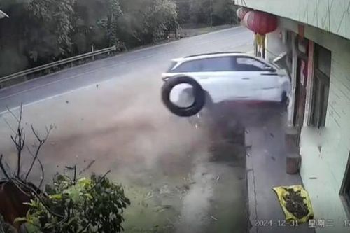 Mất lái khi vào cua, ô tô bung lốp rồi đâm thủng tường nhà dân