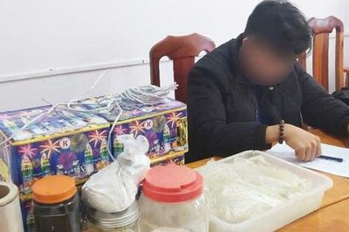 Bố báo công an khi thấy con trai 17 tuổi tàng trữ pháo, chất nổ