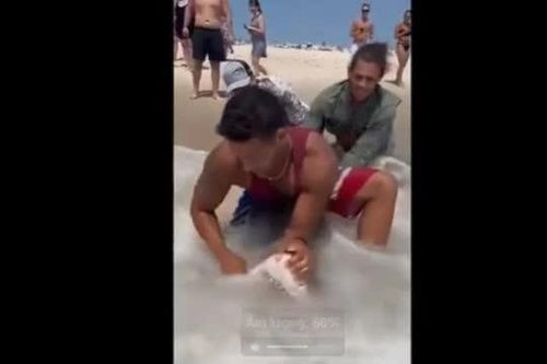CLIP: Người đàn ông dũng cảm giải cứu cá mập khỏi lưỡi câu