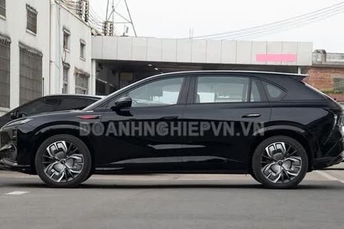 SUV dài hơn 4,9 mét, hệ thống treo khí nén, công suất 610 mã lực, giá gần 800 triệu đồng