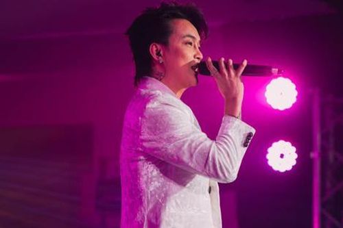 TiTi (HKT) gặp 'đối thủ' khi đi hát hội chợ