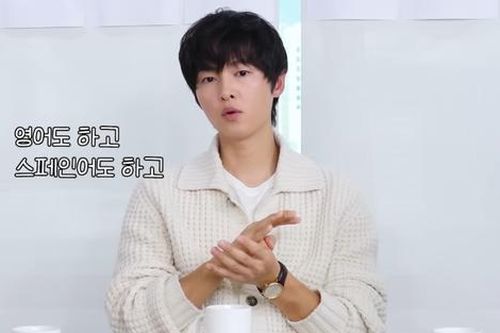 Song Joong Ki hé lộ diện mạo lai Tây đáng yêu của hai con