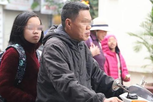 Hà Nội ô nhiễm không khí nặng: Nhiều phụ huynh vẫn để con 'phơi mặt' ra đường