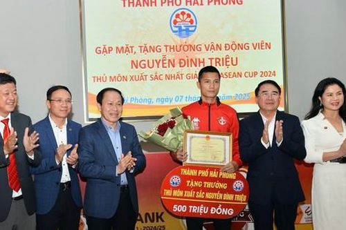 Thủ môn Đình Triệu được thưởng 550 triệu đồng
