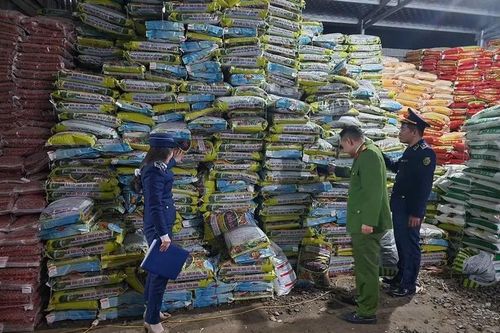 Tạm giữ 66 tấn phân bón có dấu hiệu vi phạm