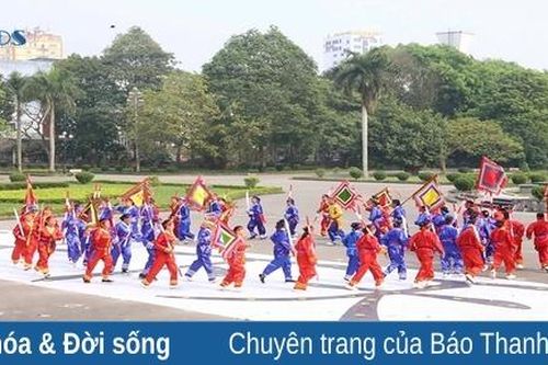 Độc đáo chạy chữ 'Thiên - Hạ - Thái - Bình'