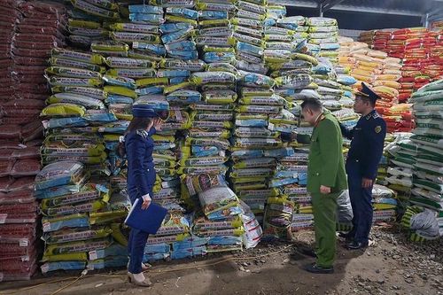 Tạm giữ 66 tấn phân bón mang nhãn hiệu Rồng Mỹ và Việt Xô có dấu hiệu giả mạo nhãn hiệu