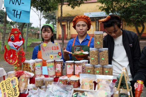 'Hội chợ tết nhân ái' mang món quà xuân ý nghĩa đến học sinh có hoàn cảnh khó khăn
