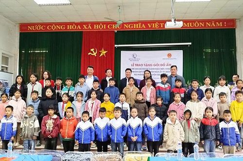 Trao gói đồ ấm cho trẻ em có hoàn cảnh đặc biệt, khó khăn tại Quan Sơn và Quan Hóa