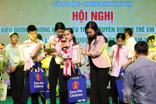 Tôn vinh những tấm lòng yêu trẻ