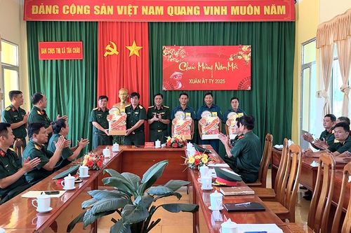 Thiếu tướng Huỳnh Văn Ngon thăm, chúc Tết Ban Chỉ huy Quân sự TX. Tân Châu