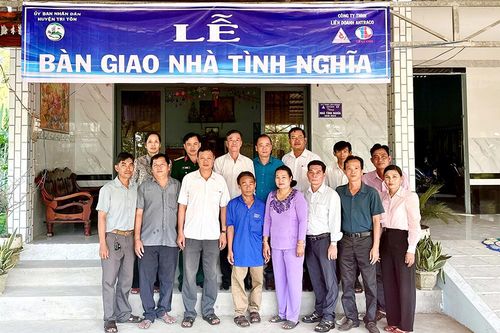 Bàn giao nhà Tình nghĩa trên địa bàn huyện Tri Tôn