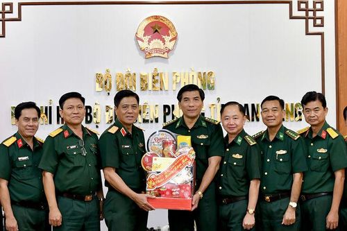 Đảng ủy Khối Cơ quan và Doanh nghiệp tỉnh thăm, chúc Tết lực lượng vũ trang