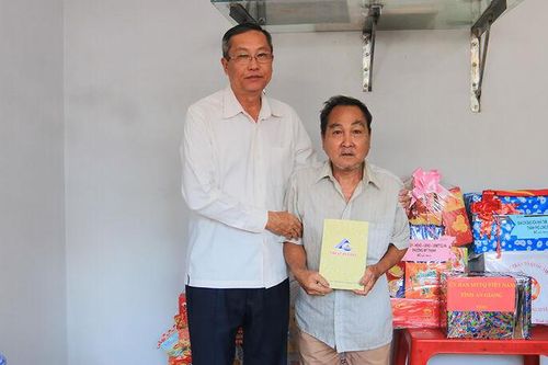 Long Xuyên trao nhà cho các hộ thuộc chương trình xóa nhà tạm